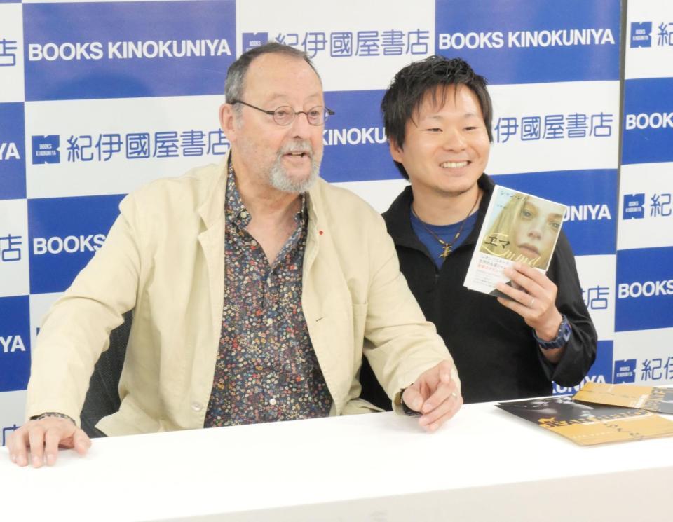 ファンと交流するジャン・レノ（左）