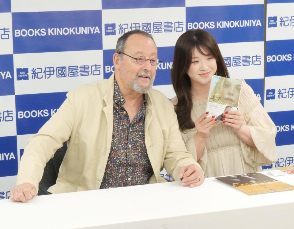 ファンと交流するジャン・レノ