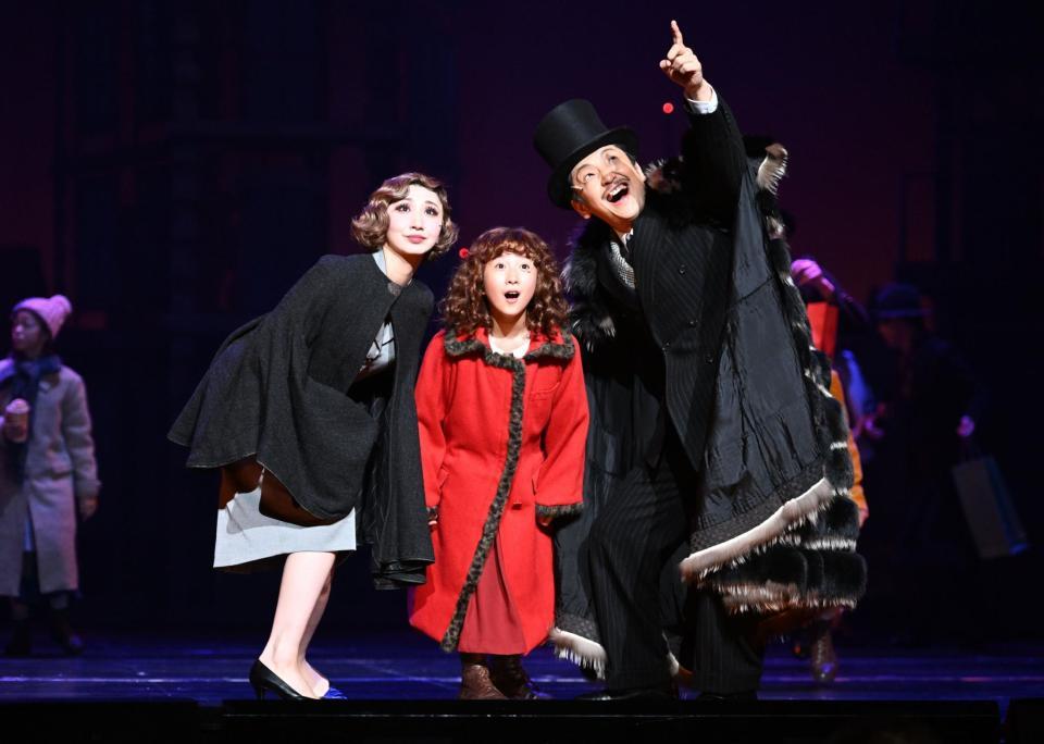 第一幕で共演する（左から）グレース役の愛原実花、アニー役の牧田花さん、ウォーバックス役の岡田浩暉＝東京・新国立劇場（撮影・開出牧）