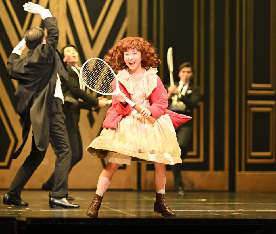 第一幕でアニー役を熱演する牧田花さん＝東京・新国立劇場（撮影・開出牧）