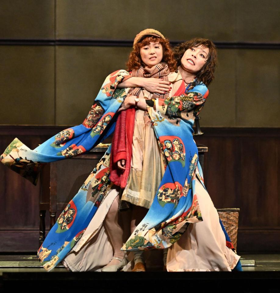 第一幕でハニガン役の須藤理彩（右）と共演するアニー役の牧田花さん＝東京・新国立劇場（撮影・開出牧）