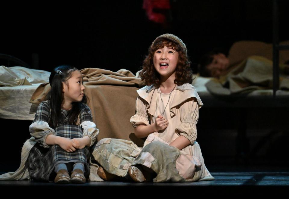 第一幕でアニー役を熱演する牧田花さん（右）＝東京・新国立劇場（撮影・開出牧）