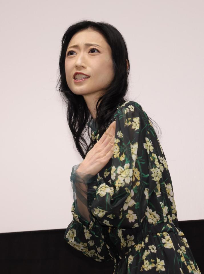 観客の撮影がＯＫになり、恥ずかしそうに体を手で隠す壇蜜（撮影・西岡正）