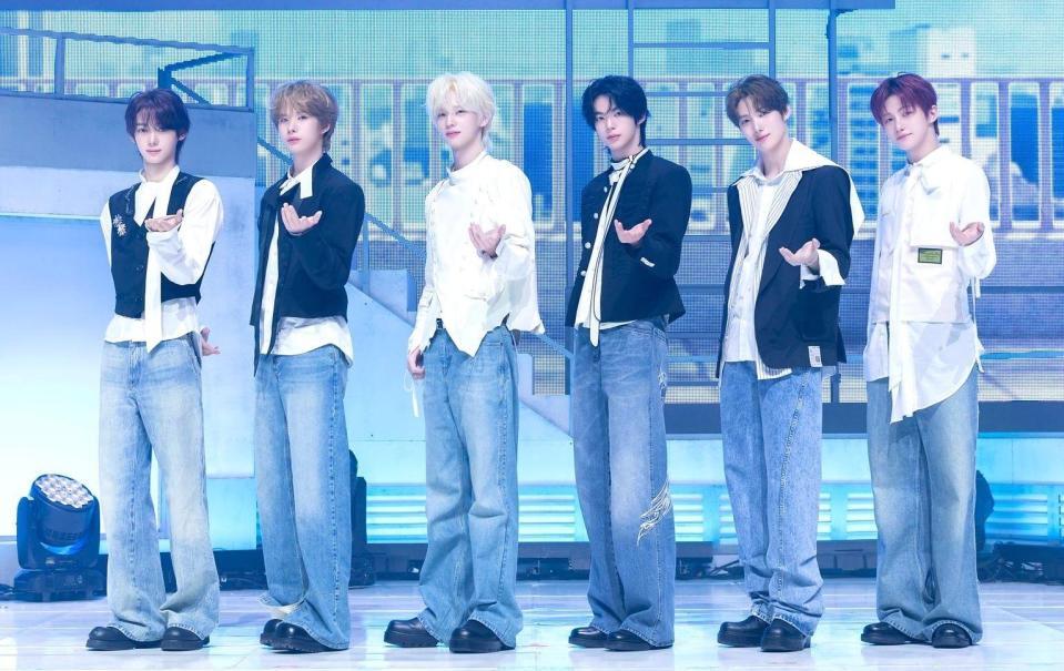 ＴＷＳの（左から）ＨＡＮＪＩＮ、ＫＹＵＮＧＭＩＮ、ＳＨＩＮＹＵ、ＤＯＨＯＯＮ、ＹＯＵＮＧＪＡＥ、ＪＩＨＯＯＮⓟ＆ⓒＰＬＥＤＩＳ　Ｅｎｔｅｒｔａｉｎｍｅｎｔ