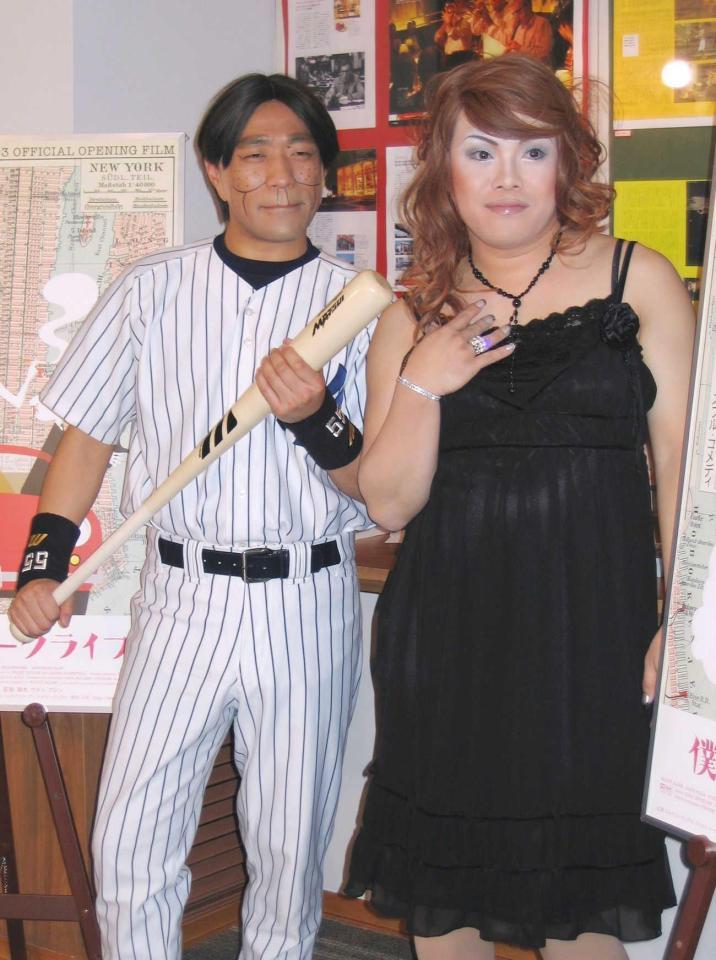 ２００６年１月、はなわ（左）とトークショーを行った前田健さん