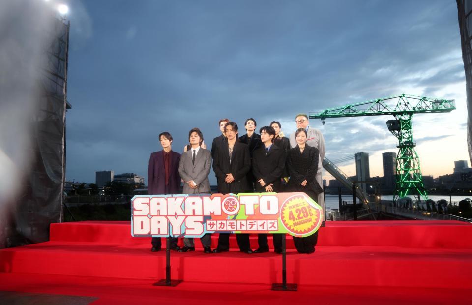 ポーズをとる（前列左から）塩野瑛久、北村匠海、Ｓｎｏｗ　Ｍａｎの目黒蓮、高橋文哉、横田真悠（後列同）生見愛瑠、八木勇征、渡邊圭祐、戸塚純貴、福田雄一監督