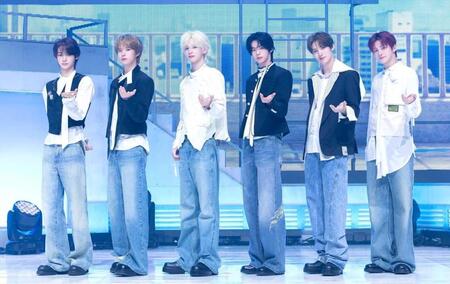 　ＴＷＳの（左から）ＨＡＮＪＩＮ、ＫＹＵＮＧＭＩＮ、ＳＨＩＮＹＵ、ＤＯＨＯＯＮ、ＹＯＵＮＧＪＡＥ、ＪＩＨＯＯＮ（ｐ）＆（ｃ）ＰＬＥＤＩＳ　Ｅｎｔｅｒｔａｉｎｍｅｎｔ