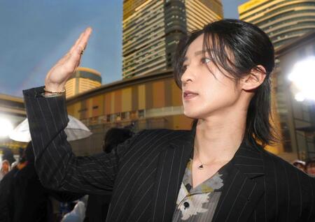 　虹を背に手を振る目黒蓮（撮影・石井剣太郎）