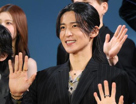 手を振るＳｎｏｗ　Ｍａｎの目黒蓮（撮影・石井剣太郎）