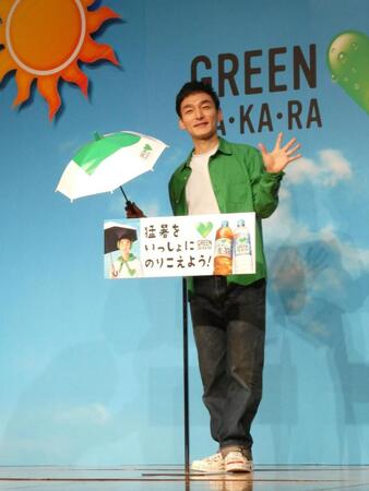 撮影に応じる草彅剛