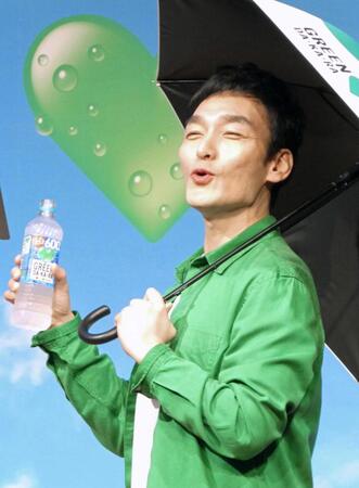 　「ＧＲＥＥＮ　ＤＡ・ＫＡ・ＲＡ」を飲む草彅剛