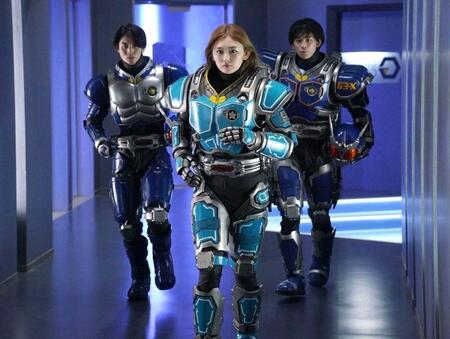 スーツを装着したゆうちゃみⓒ２０２６「劇場版アギト」製作委員会　ⓒ石森プロ・東映