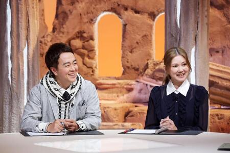 カンブリア宮殿の新ＭＣを務める金原ひとみ（右）とヒャダイン【©テレビ東京】