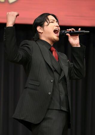 　歌唱する桐山照史（撮影・石井剣太郎）