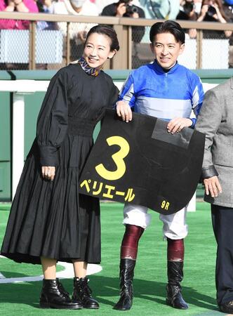 ヒアシンスＳで勝利し笑顔を見せる福永祐一（右）と松尾翠夫人＝２０２３年