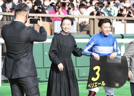 ヒアシンスＳで勝利し、市川團十郎（左）に記念撮影してもらう福永祐一（右）と松尾翠夫妻＝２０２３年