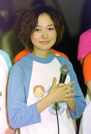 卒業コンサートの会見で笑顔を見せるモーニング娘。の市井紗耶香＝２０００年５月２１日