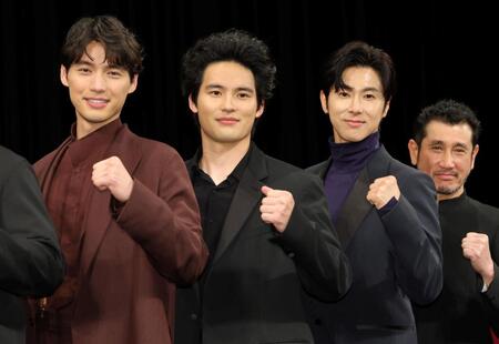 ポーズをとる（左から）福士蒼汰、水上恒司、ユンホ、渋川清彦（撮影・棚橋慶太）