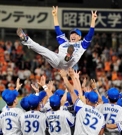 引退セレモニーを終え、Ｖサインしながら宙をを舞うＤｅＮＡ・高橋尚成（１５年１０月撮影）