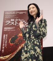 観客に向かって手を振る壇蜜（撮影・西岡正）