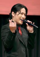 クールに歌唱する桐山照史（撮影・石井剣太郎）