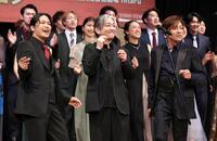 　歌唱する（前列左から）桐山照史、駒田一、東山義久