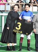 ヒアシンスＳで勝利し笑顔を見せる福永祐一（右）と松尾翠夫人＝２０２３年