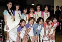 市井紗耶香（前列中央）の卒業公演に４人の新メンバーを加え１１人でコンサートを行ったモーニング娘。＝２０００年５月