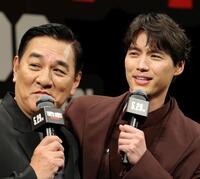 肩を組みトークするピエール瀧（左）と福士蒼汰（撮影・棚橋慶太）