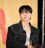 ステージで躍動するＭＹＮＡＭＥのインス