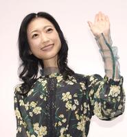 観客に手を振る壇蜜（撮影・西岡正）