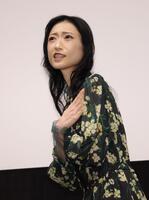 観客の撮影がＯＫになり、恥ずかしそうに体を手で隠す壇蜜＝東京・ＴＯＨＯシネマズ　シャンテ（撮影・西岡正）