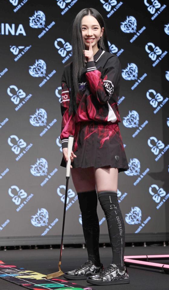 　パットを外し照れるＫＡＲＩＮＡ