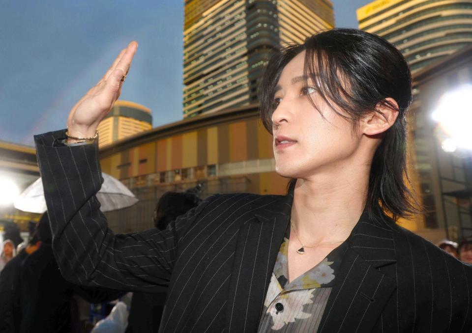 　虹を背に手を振る目黒蓮（撮影・石井剣太郎）