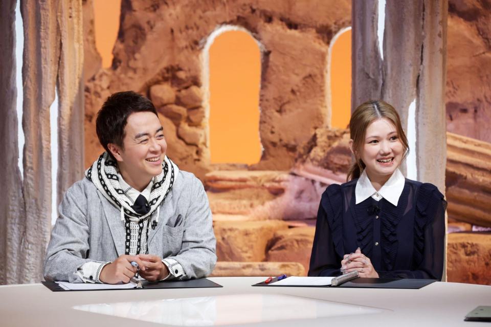 カンブリア宮殿の新ＭＣを務める金原ひとみ（右）とヒャダイン【©テレビ東京】