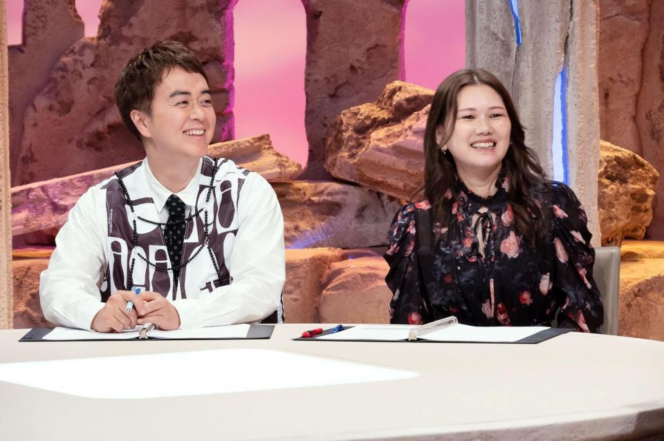 カンブリア宮殿のＭＣを務める金原ひとみ（右）とヒャダイン【©テレビ東京】