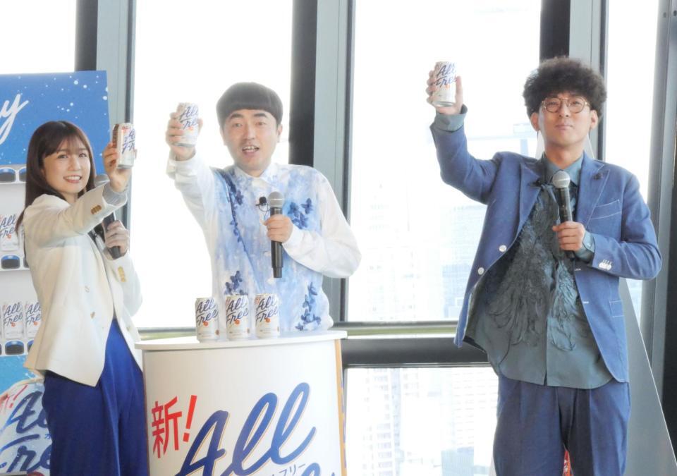 乾杯する（左から）小倉優子、赤木裕、きむらバンド