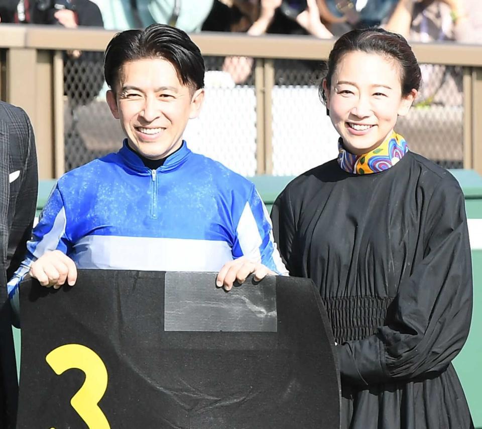 ヒアシンスＳで勝利し笑顔を見せる福永祐一（左）と松尾翠夫人＝２０２３年