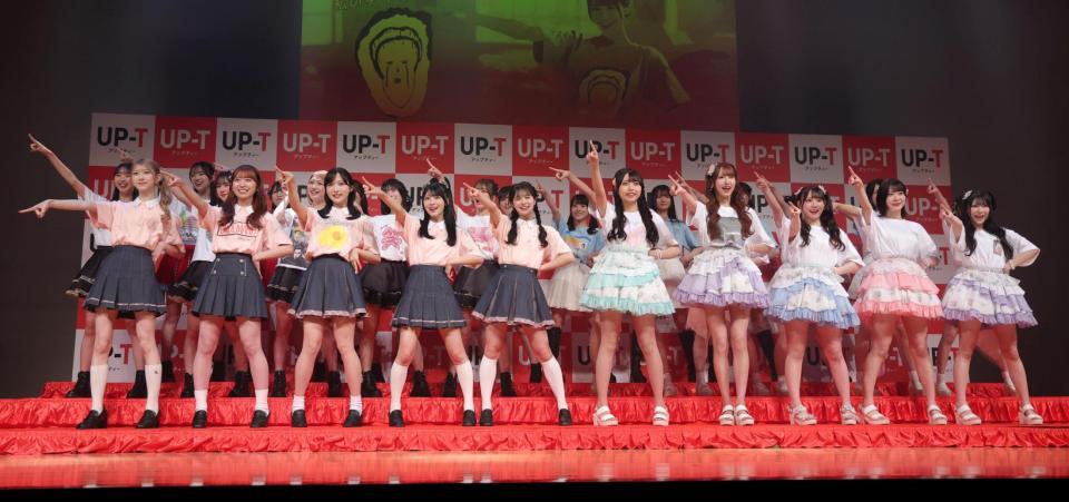 新ＣＭのダンスを披露するＡＫＢ４８グループのメンバー（撮影・棚橋慶太）