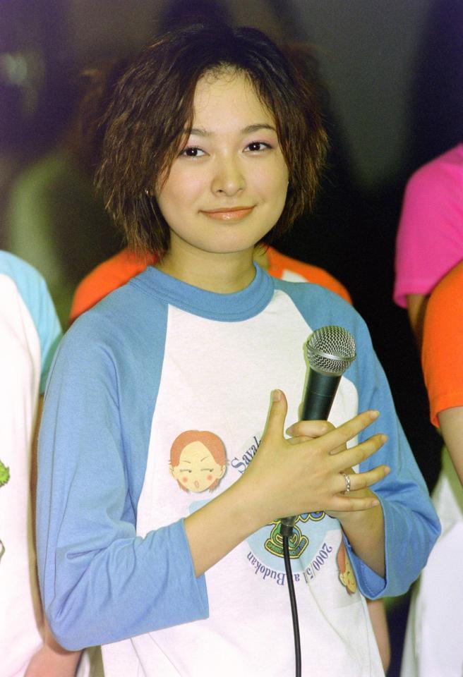卒業コンサートの会見で笑顔を見せるモーニング娘。の市井紗耶香＝２０００年５月２１日