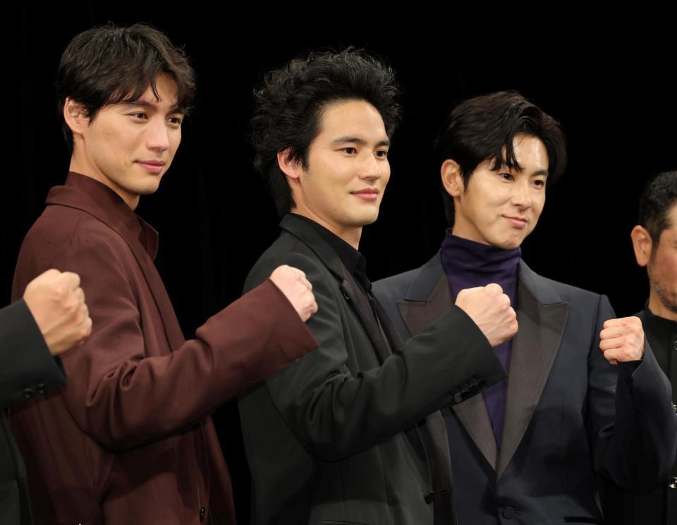 ポーズをとる（左から）福士蒼汰、水上恒司、ユンホ（撮影・棚橋慶太）