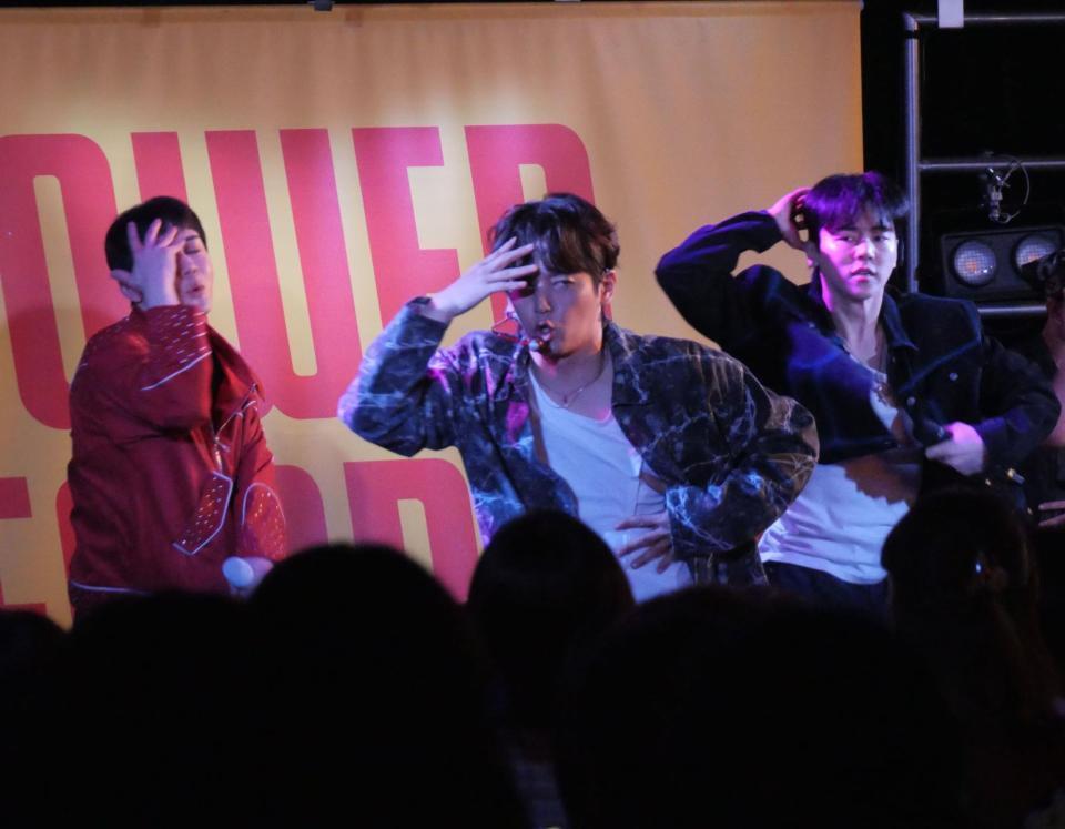 ステージで躍動するＭＹＮＡＭＥの（左から）コヌ、セヨン、インス