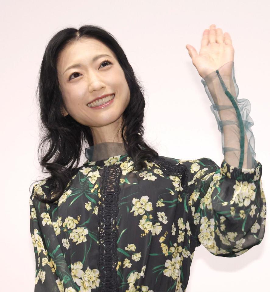 観客に手を振る壇蜜（撮影・西岡正）