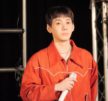 ステージで躍動するＭＹＮＡＭＥのコヌ