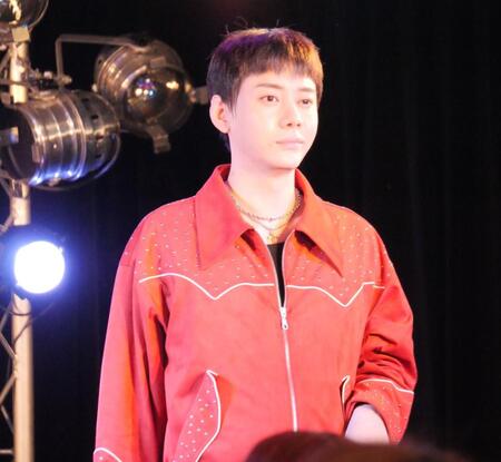 ステージで躍動するＭＹＮＡＭＥのコヌ