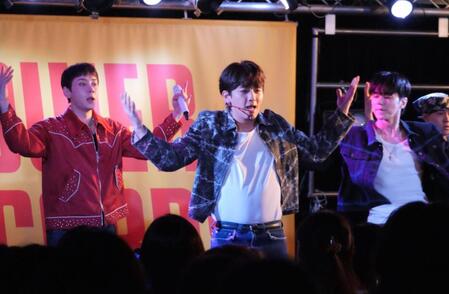 ステージで躍動するＭＹＮＡＭＥの（左から）コヌ、セヨン、インス