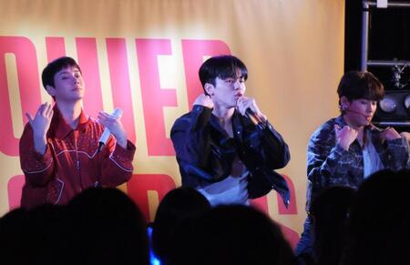 ステージで躍動するＭＹＮＡＭＥの（左から）コヌ、インス、セヨン