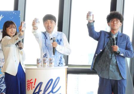 　乾杯をする（左から）小倉優子、たくろう・赤木裕ときむらバンド