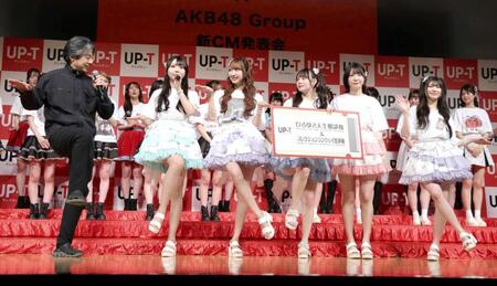 　ダンスを踊る西村博之氏（左端）とＳＫＥ４８のメンバー（撮影・棚橋慶太）