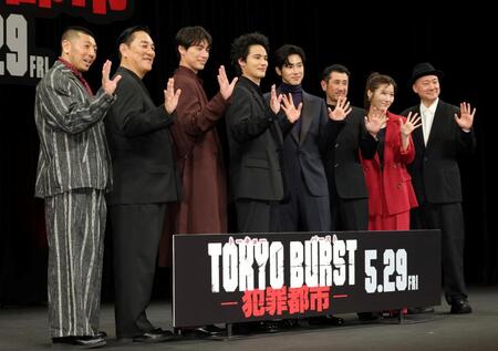 手を振る（左から）後藤剛範、ピエール瀧、福士蒼汰、水上恒司、ユンホ、渋川清彦、ヒコロヒー、内田英治監督（撮影・棚橋慶太）